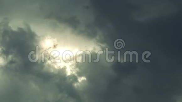 美丽的日落时间流逝暴风雨云4k视频的预览图