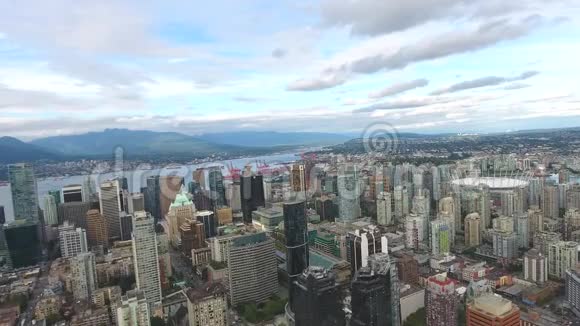美丽的4k空中全景现代城市金融区市中心温哥华摩天大楼建筑的水视频的预览图