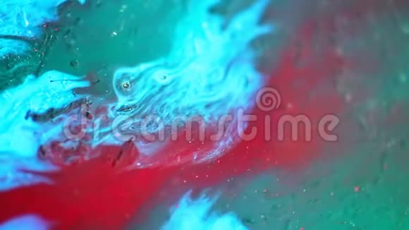 抽象红色和蓝色河流在纹理背景上的流动水彩混合在一起视频的预览图