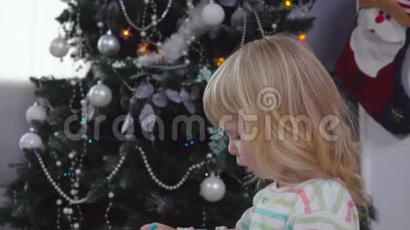 小女孩在圣诞树旁笑视频的预览图