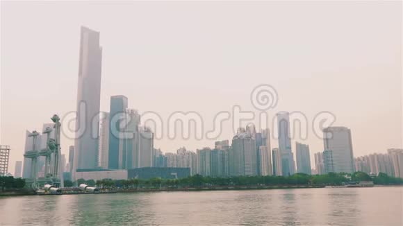 珠江附近的摩天大楼观广州隔江珠江广州商业区视频的预览图