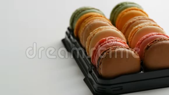 法式多彩饼干通心粉或通心粉放在白色桌子上的一个特别的黑盒子里视频的预览图