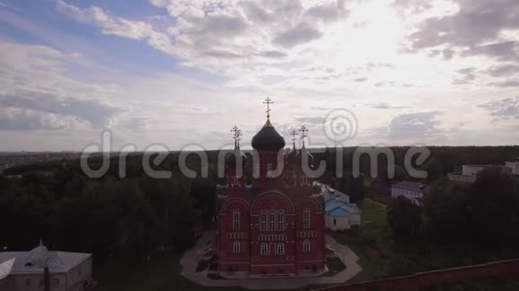 飞越俄罗斯卢卡诺的圣十字修道院和阿森松大教堂视频的预览图