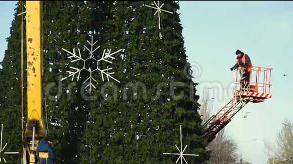 一棵大城市圣诞树的装饰视频的预览图