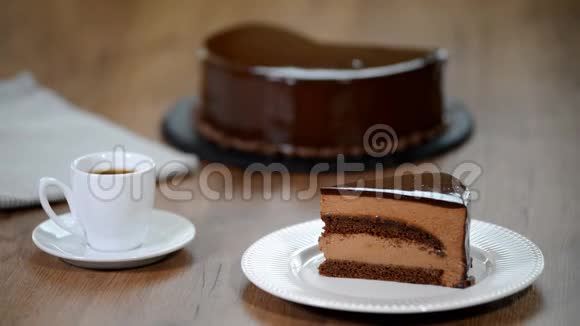 一块巧克力慕斯蛋糕和一杯咖啡视频的预览图