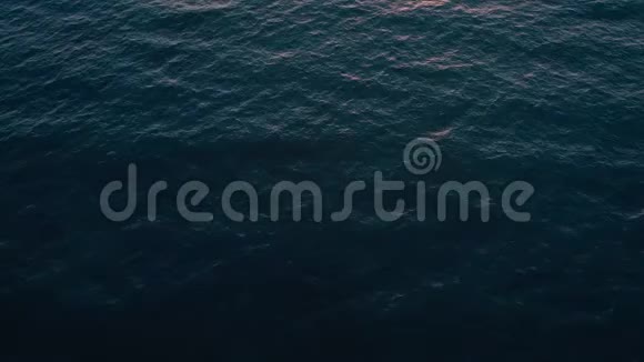 在美丽的日落背景下的大西洋表面鸟瞰图视频的预览图