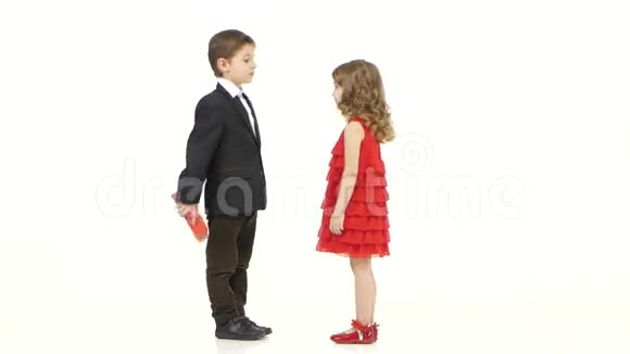 小男孩给了他女朋友一份礼物她轻轻地吻了他的脸颊白色背景视频的预览图
