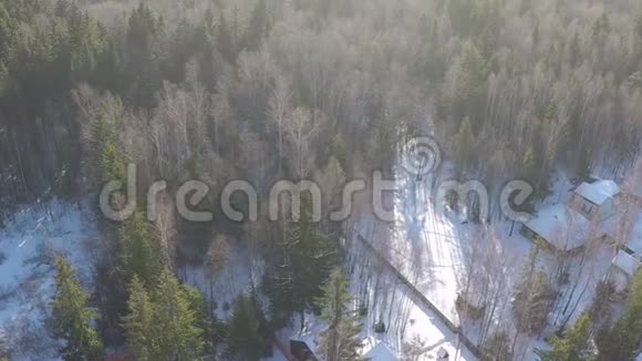 森林附近农村房屋的冬季景象空中视频的预览图