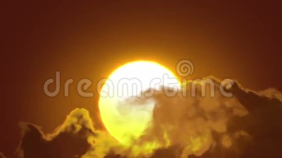 美丽的日出日落和飞云在循环动画时间流逝高清1080视频的预览图