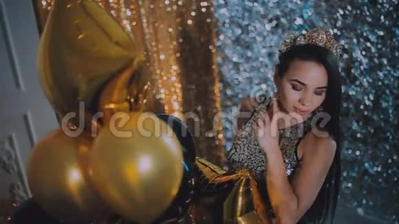 派对气球快乐的黑发女孩带着金色的星星气球穿着优雅的衣服节日生日概念视频的预览图