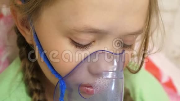 有药片的孩子生病了通过吸入器呼吸特写镜头带吸入面罩的小女孩视频的预览图