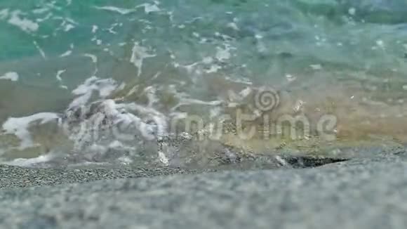 海浪拍打在海中的石头上慢镜头特写视频的预览图