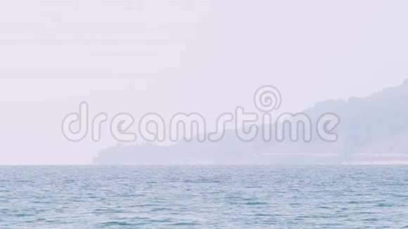 海湾中岛屿的景色远程摄影雾中的海岸4K视频的预览图