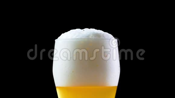 一杯盛满了泡沫的啤酒向上升起视频的预览图