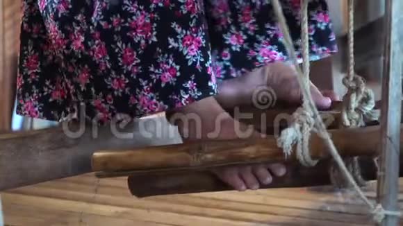 传统织机编织纺织品双腿合拢视频的预览图