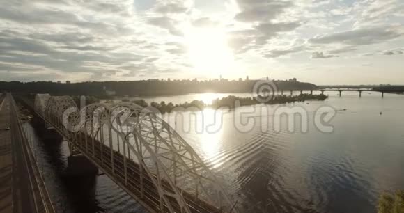 基辅乌克兰这座桥横跨了第聂伯河的冬天在隆扎日落时用鸟瞰飞越城市视频的预览图