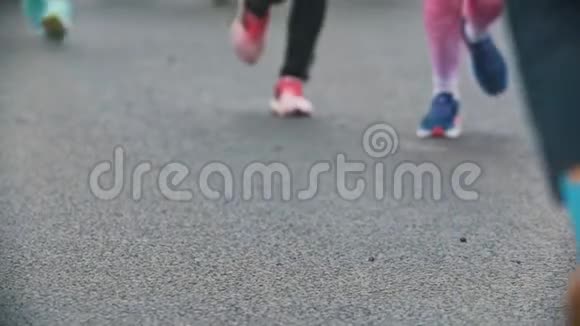 跑腿运动员在城市的马拉松比赛中慢动作视频的预览图