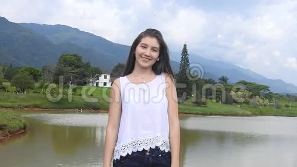快乐的年轻乡村女孩视频的预览图