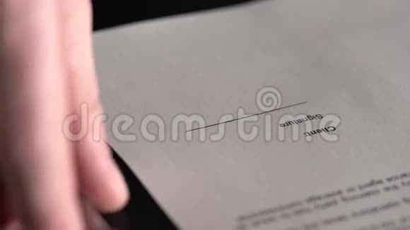 在文件上留下签名的人的宏观镜头签名是假的视频的预览图