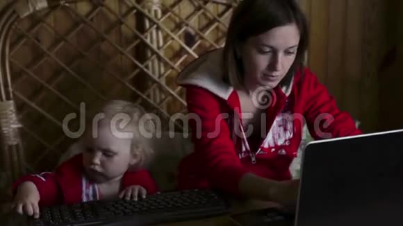 母亲和女儿在笔记本电脑上工作视频的预览图