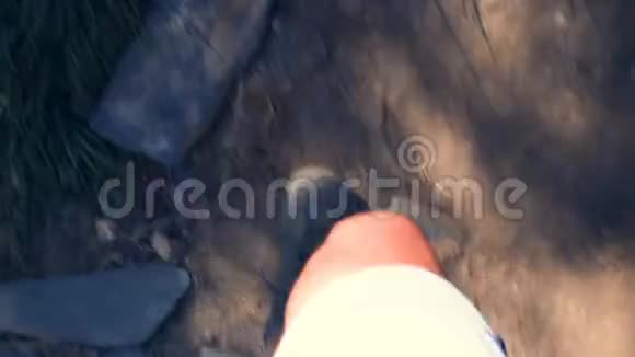 穿黄色靴子的男腿在山上行走侧视图视频的预览图