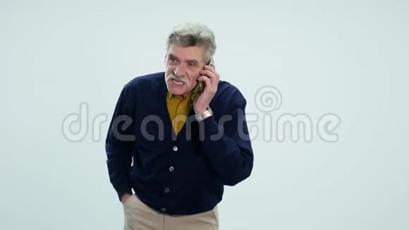 愤怒的老人用手机说话视频的预览图
