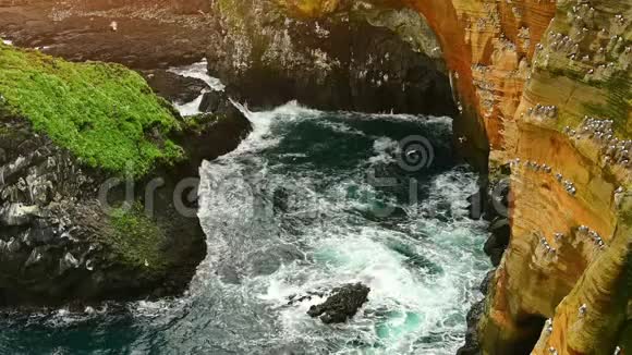 岩石下面嘈杂的水冰岛的海洋视频的预览图