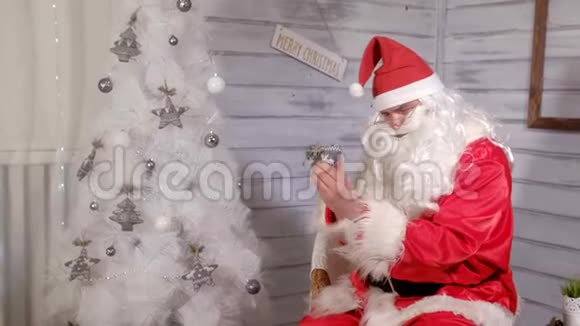 圣诞老人用玩具装饰圣诞树视频的预览图