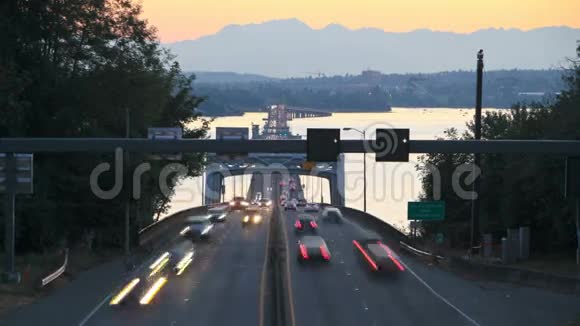 西雅图520号高速公路交通时间推移桥日落视频的预览图