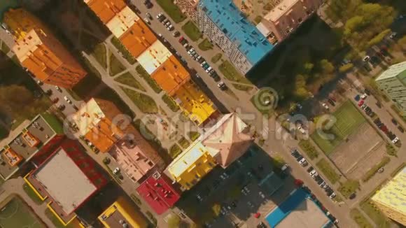 上图为欧洲城市4KUHD空中舒适的彩色房屋视频的预览图