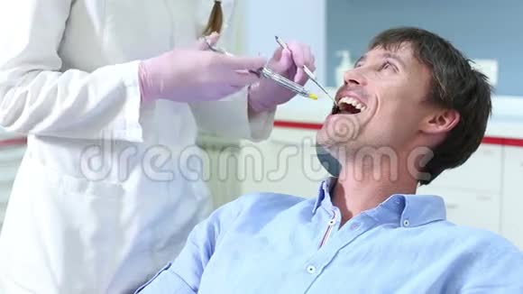 在牙医诊所接受注射的年轻男性病人视频的预览图