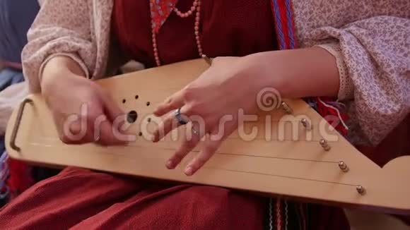 穿着俄罗斯民族服装演奏老式乐器的女孩古斯利视频的预览图
