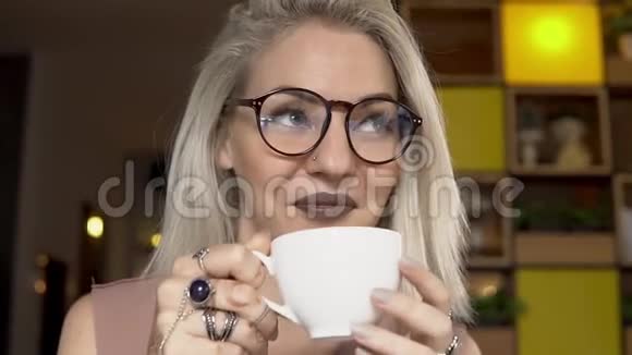 女人放松微笑喝咖啡视频的预览图