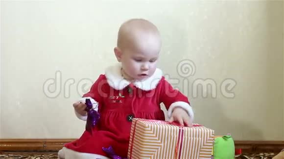 宝贝坐着拿着一个带礼物的盒子视频的预览图