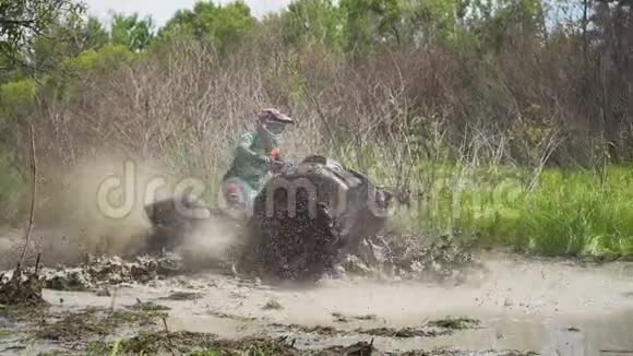 驾驶ATV通过沼泽水泥浆和泥浆慢动作视频的预览图