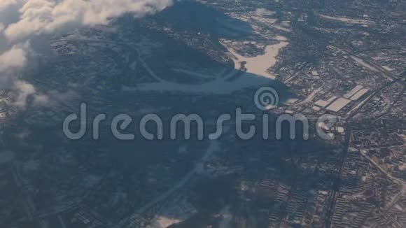 乘飞机旅行从飞机窗口观看冬季城市视频的预览图