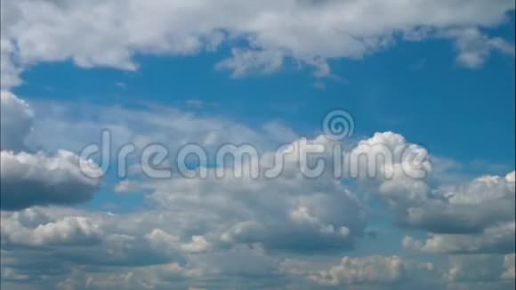 天景的时间表蓝天上有蓬松的白云因为风而出现和消失视频的预览图