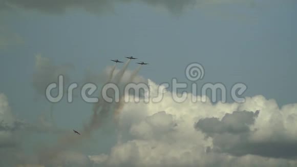 三架喷气式飞机和一架飞机在空中空运视频的预览图