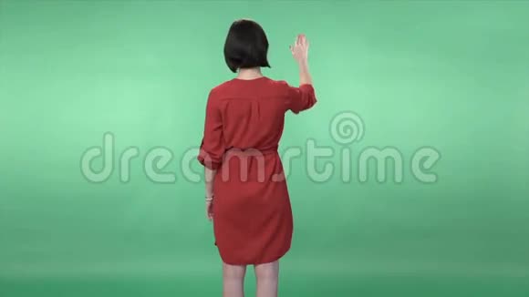 穿着红色裙子的女人把虚拟的视频的预览图