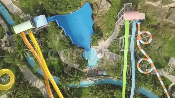 五颜六色的水滑在游乐水上乐园空中观景在户外水上乐园玩滑梯的人们视频的预览图