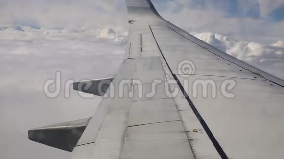 飞机从窗口飞过多云的天空视频的预览图