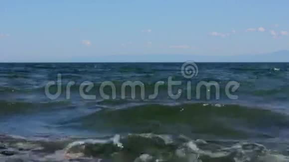 贝加尔湖上平静的海浪海浪拍打着海岸海洋水视频的预览图