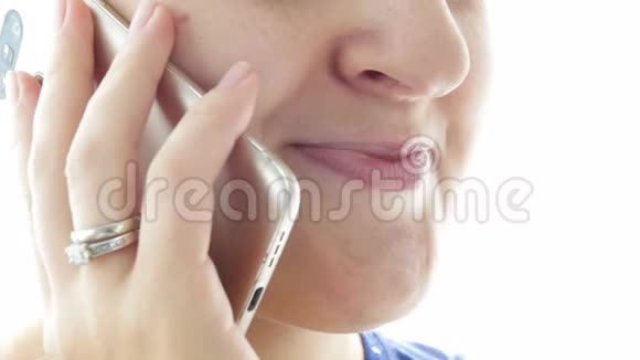 4k手机通话时女性面部特写镜头视频的预览图