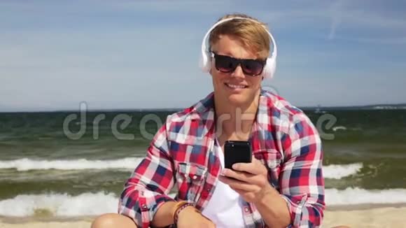 带着智能手机和耳机的快乐男人视频的预览图