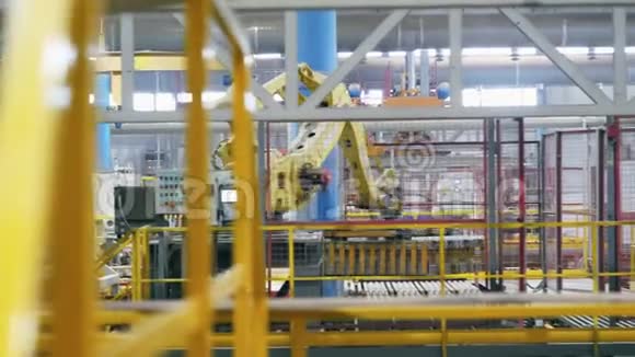 机器人在现代工业工厂的一条线上移动砖块视频的预览图