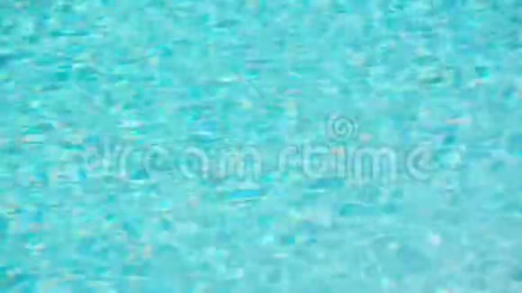 无缝环路绿松石蓝撕裂泳池水背景夏季概念视频的预览图