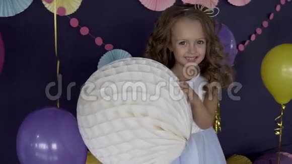 小可爱女孩抱着大白气球的生日派对概念画像视频的预览图