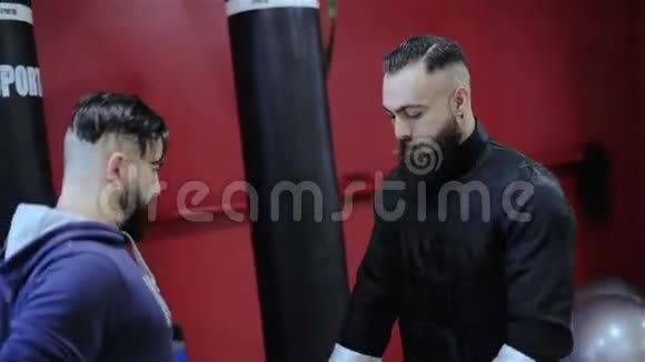 两个年轻的拳手功夫视频的预览图