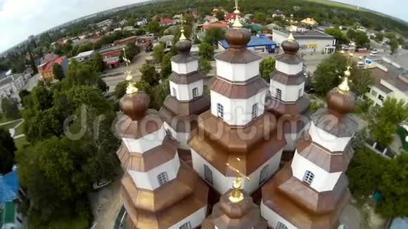 从上面俯瞰基督教古庙的全景视频的预览图