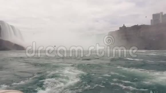 船驶入尼亚加拉大瀑布雾中视频的预览图